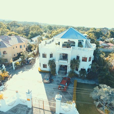 Little Savoy Guest House New Runaway Bay Exterior foto