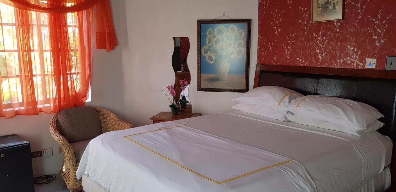 Little Savoy Guest House New Runaway Bay Exterior foto