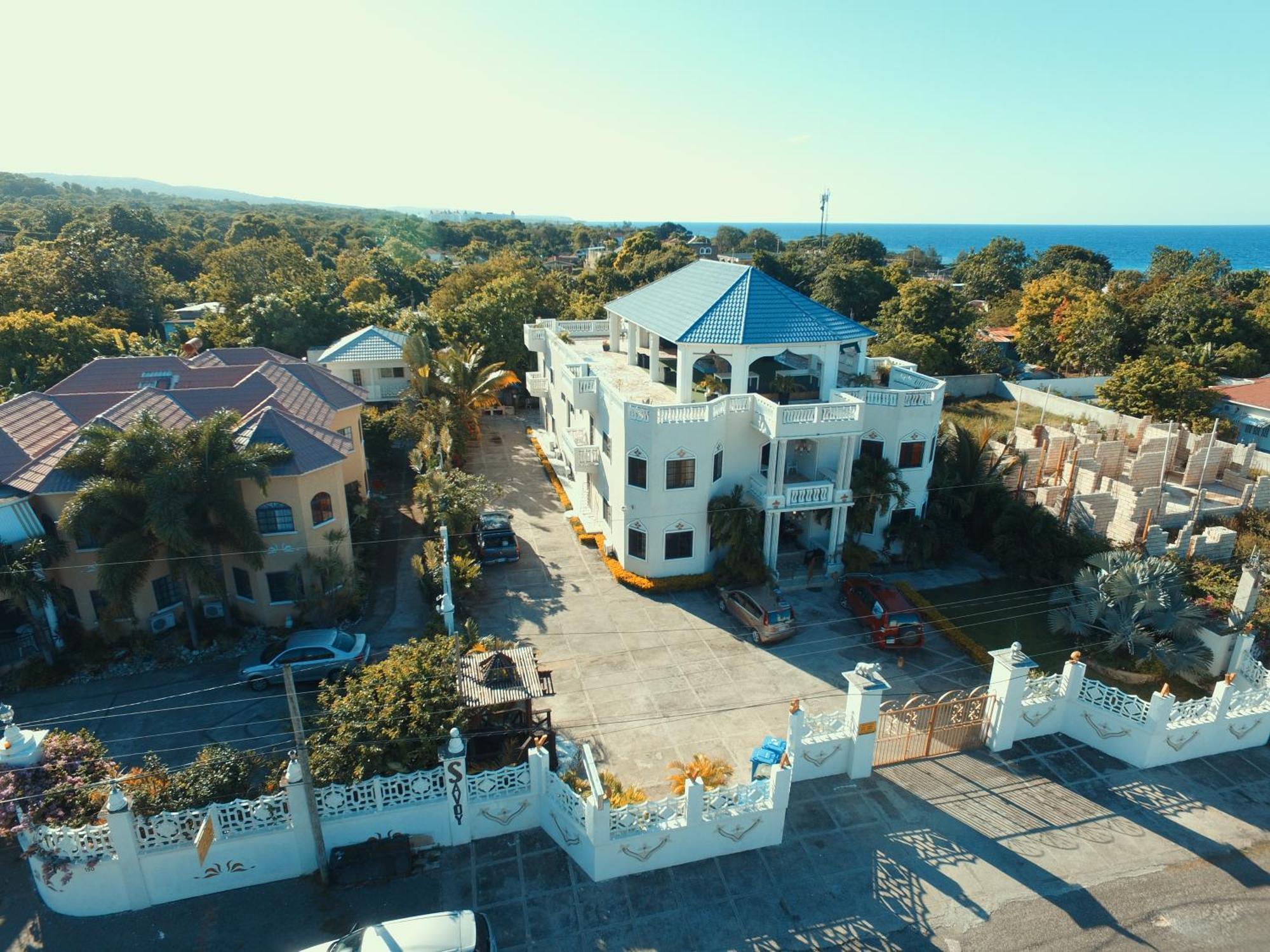 Little Savoy Guest House New Runaway Bay Exterior foto