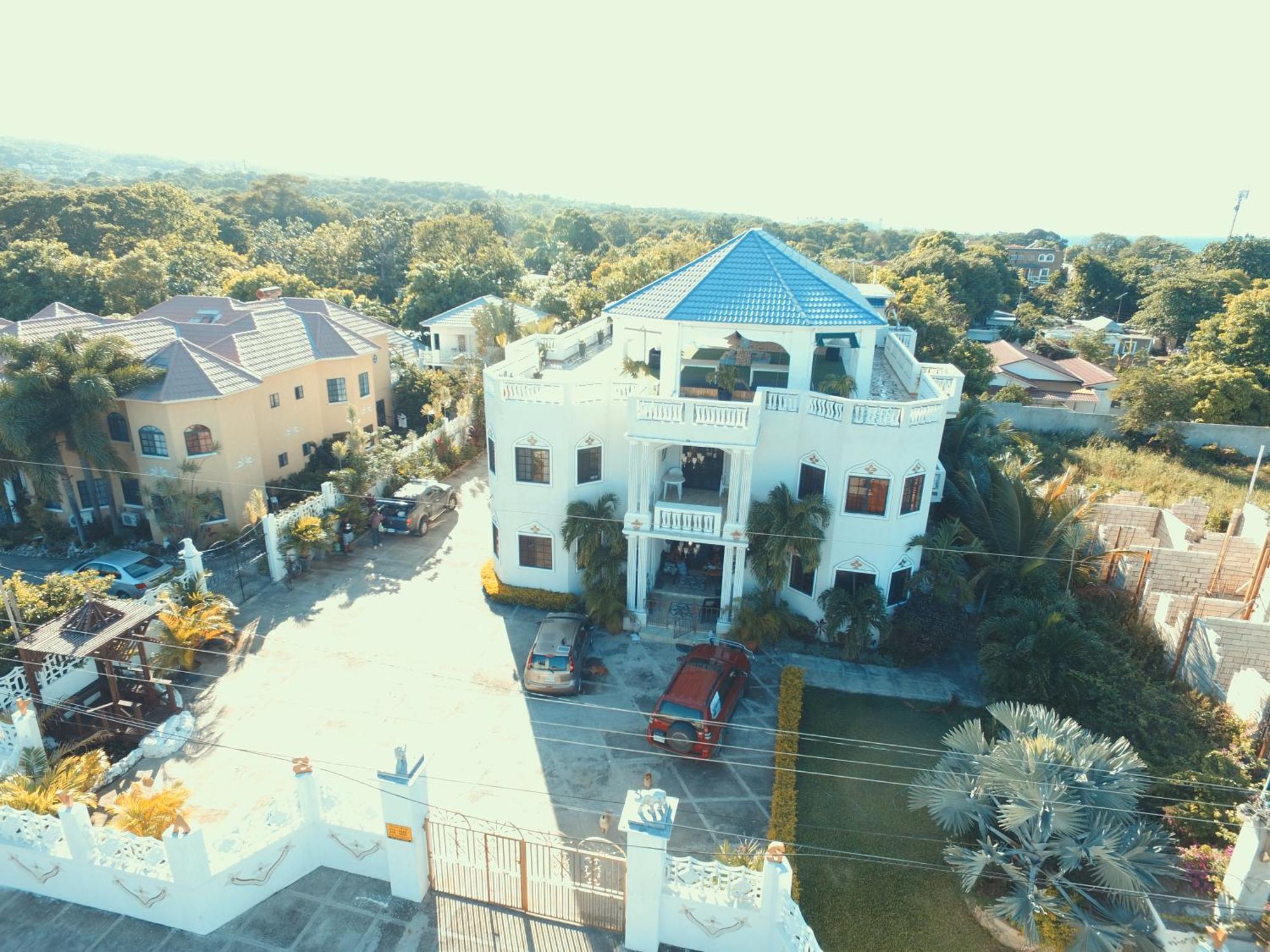 Little Savoy Guest House New Runaway Bay Exterior foto