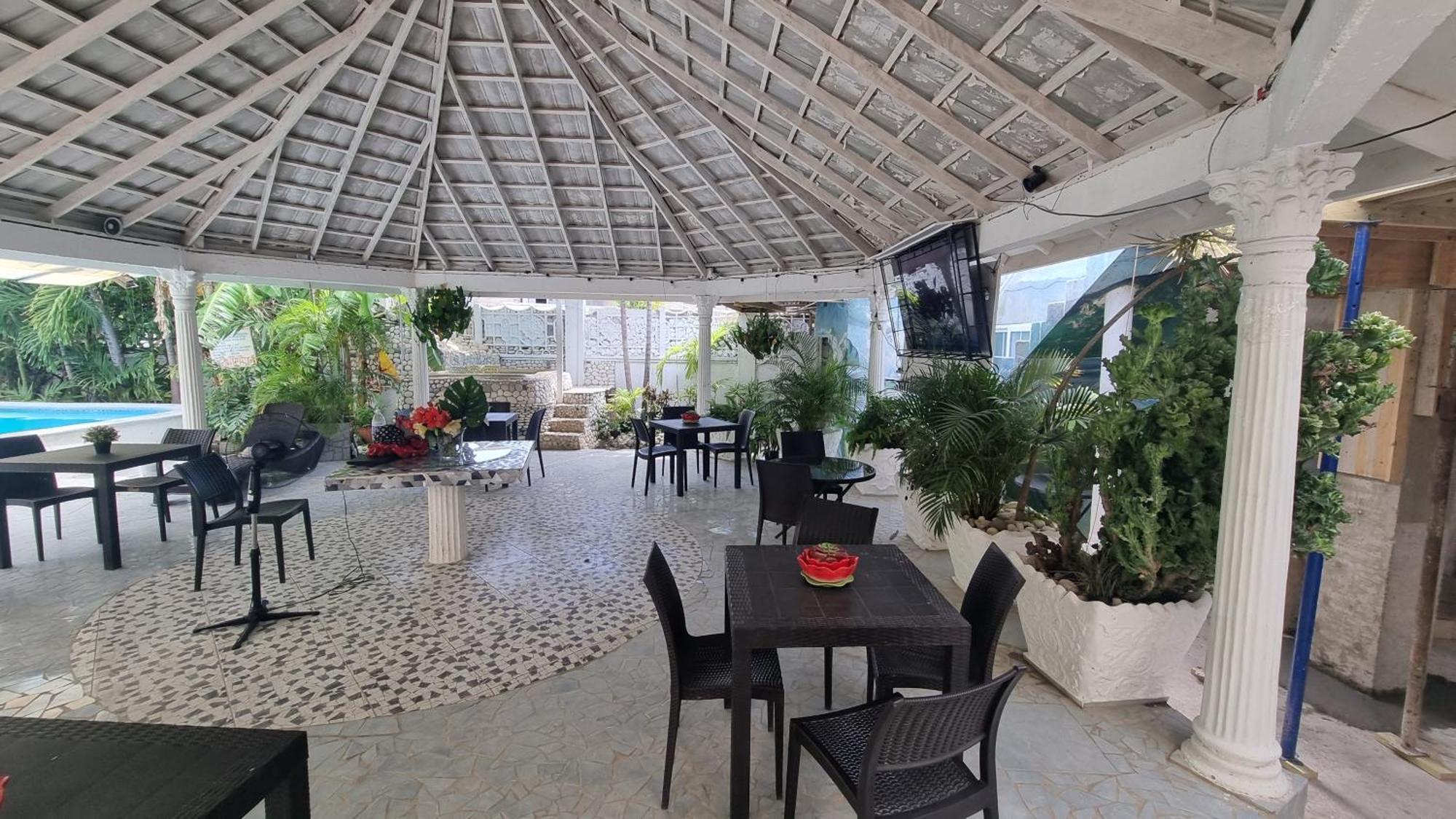 Little Savoy Guest House New Runaway Bay Exterior foto