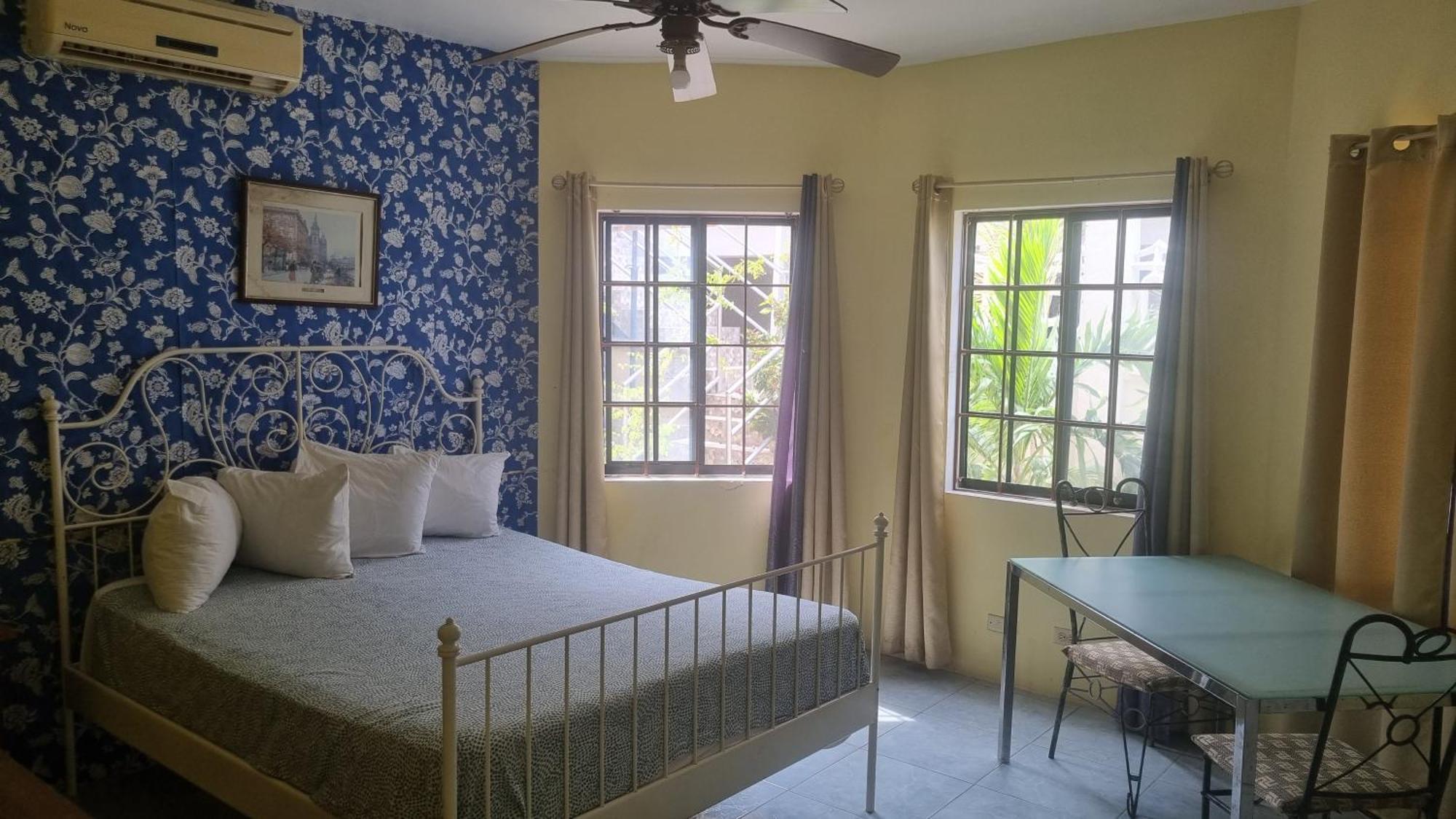 Little Savoy Guest House New Runaway Bay Exterior foto