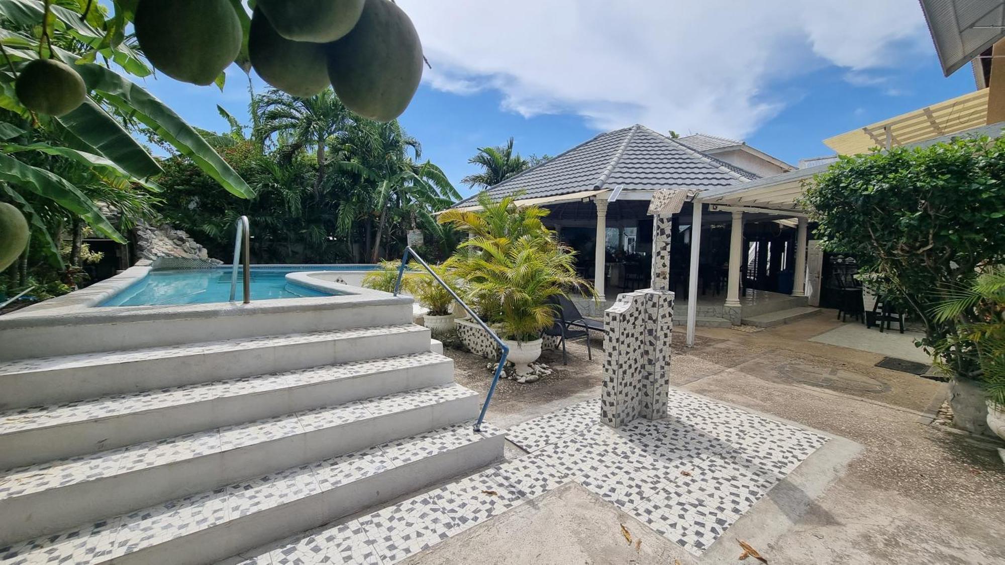 Little Savoy Guest House New Runaway Bay Exterior foto
