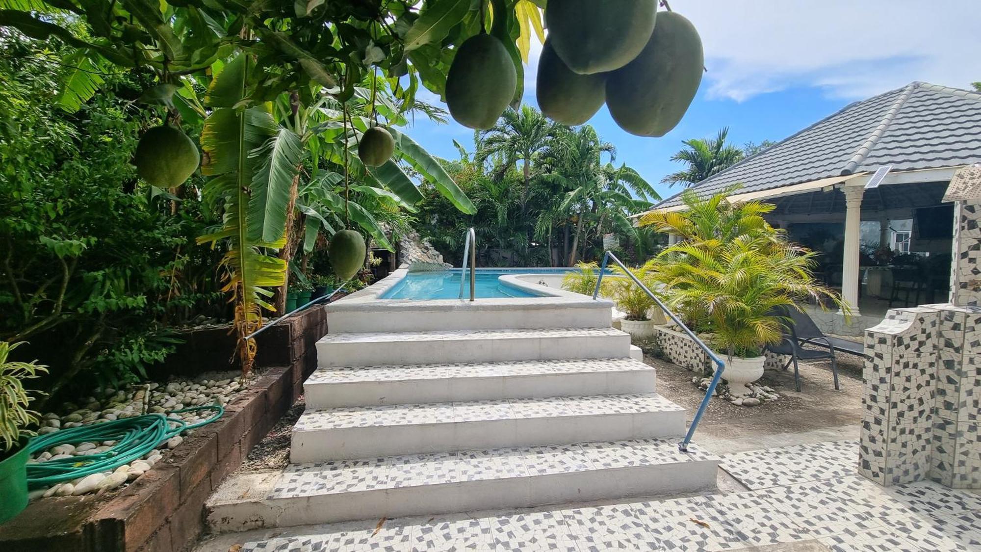 Little Savoy Guest House New Runaway Bay Exterior foto
