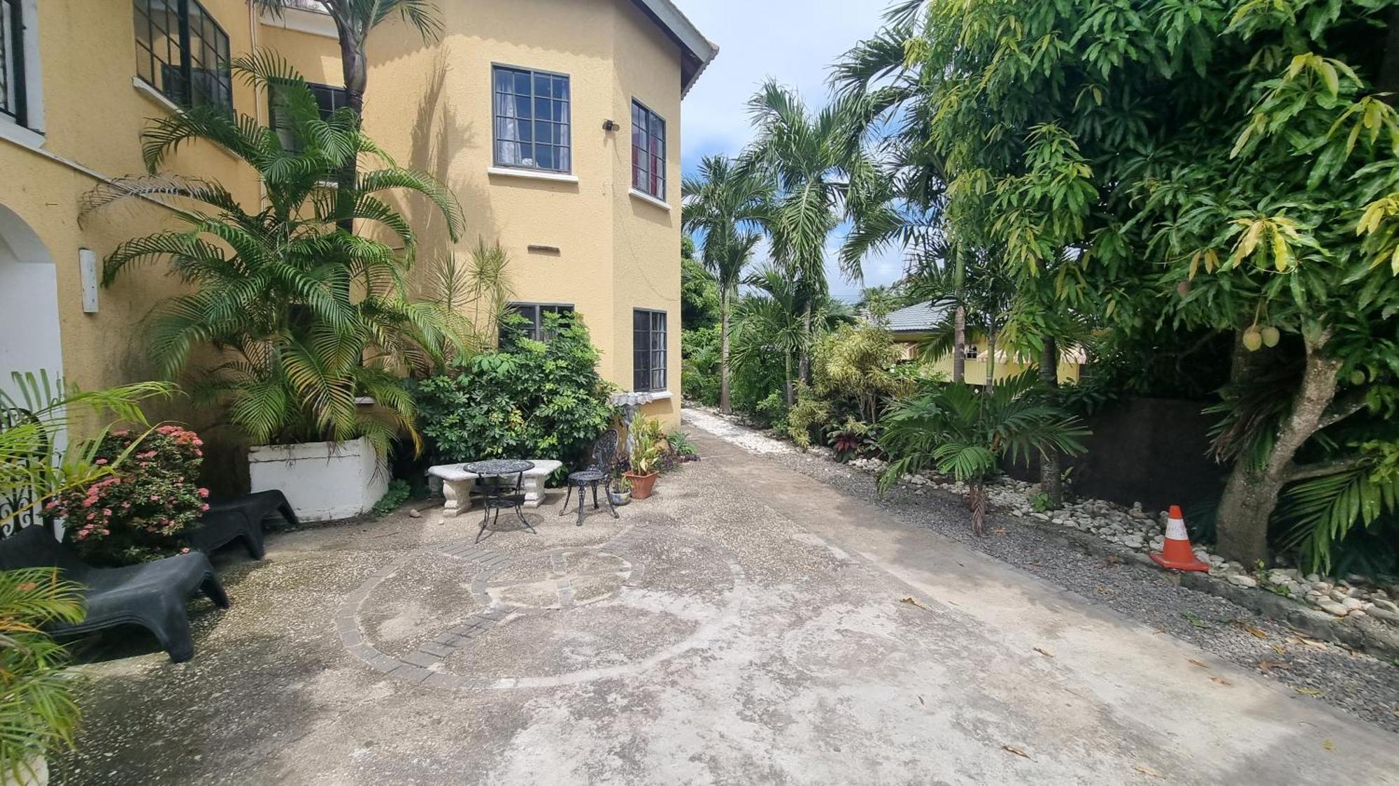 Little Savoy Guest House New Runaway Bay Exterior foto