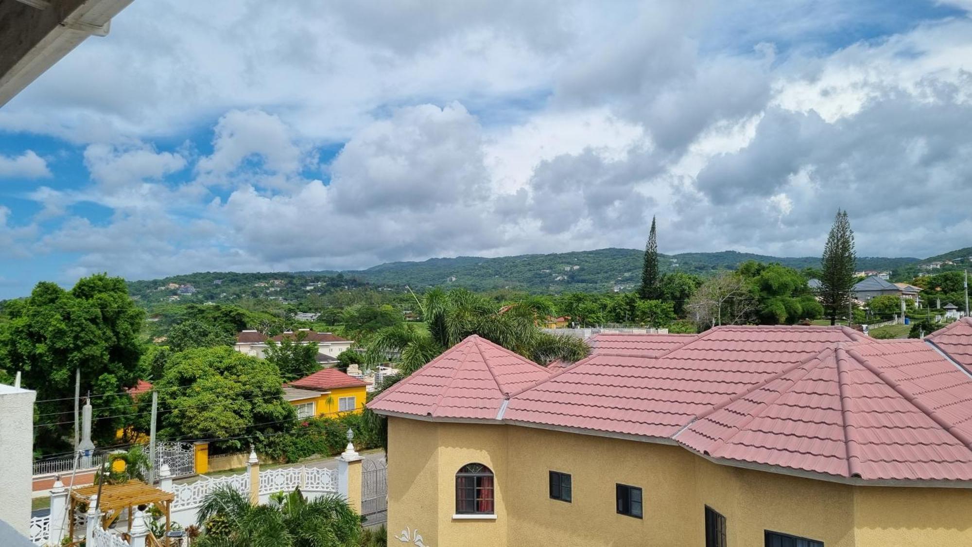 Little Savoy Guest House New Runaway Bay Exterior foto